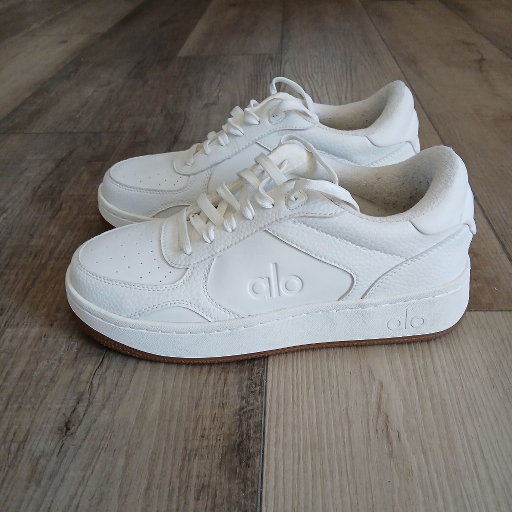 ALO Recovery Mode Sneakers in Natural White/Gum. W (7) M(5.5) - Picture 2 of 11